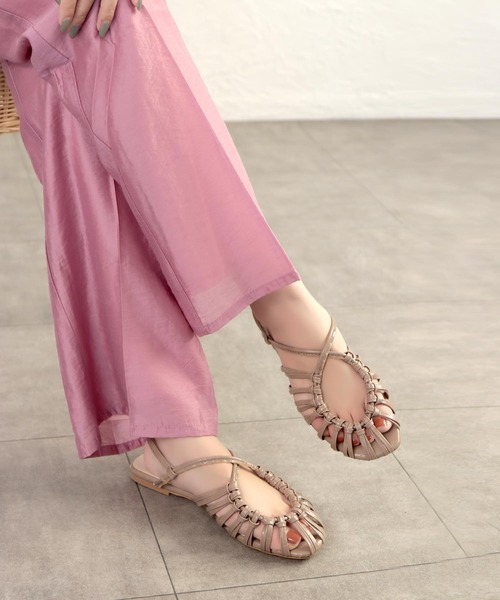 SOROTTO（ソロット）の「【親子お揃い】メニ―ストラップのノットデザインラウンドトゥサンダル（サンダル・レディース・ホワイト/ブラック/モカ・M/L/LL/S）」の3枚目の写真