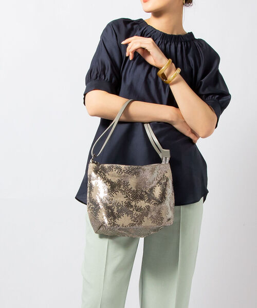 tee Lisa(ティーリサ)の「【TEE LISA /ティーリサ】メタリック箔プリ2WAYショルダーバッグ(ショルダーバッグ・レディース・シルバー/ブラック系その他3・FREE)」の2枚目の写真