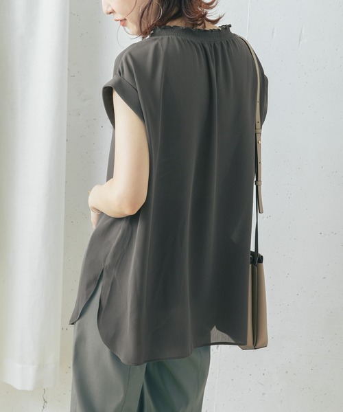 URBAN RESEARCH ROSSO（アーバンリサーチロッソ）の「【WEB限定】シャーリングスキッパーブラウス（シャツ/ブラウス・レディース・チャコールグレー/ブラック/ベージュ・FREE）」の10枚目の写真