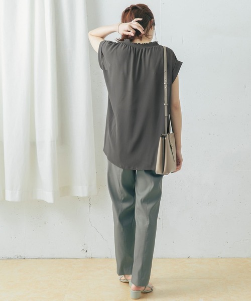 URBAN RESEARCH ROSSO（アーバンリサーチロッソ）の「【WEB限定】シャーリングスキッパーブラウス（シャツ/ブラウス・レディース・チャコールグレー/ブラック/ベージュ・FREE）」の12枚目の写真