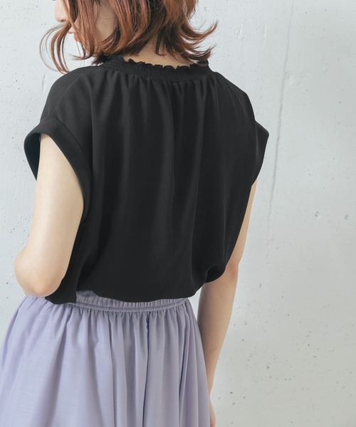 URBAN RESEARCH ROSSO（アーバンリサーチロッソ）の「【WEB限定】シャーリングスキッパーブラウス（シャツ/ブラウス・レディース・チャコールグレー/ブラック/ベージュ・FREE）」の14枚目の写真