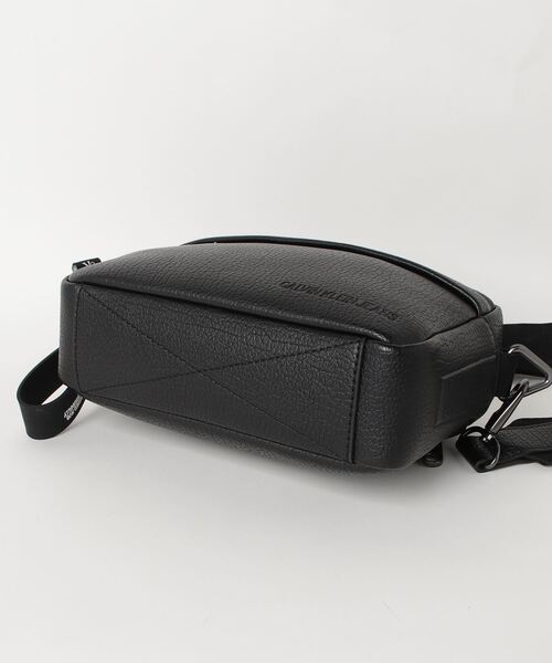 Calvin Klein Jeans Accessory（カルバン・クラインジーンズアクセサリー）の「CKJ TAGGED カメラバッグ（ショルダーバッグ・メンズ・ブラック・FREE）」の5枚目の写真