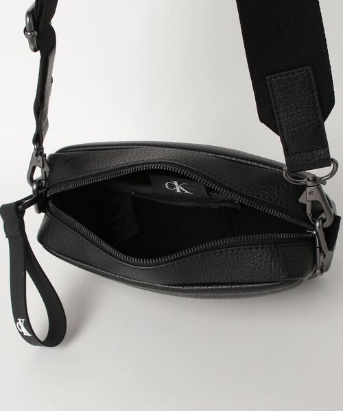Calvin Klein Jeans Accessory（カルバン・クラインジーンズアクセサリー）の「CKJ TAGGED カメラバッグ（ショルダーバッグ・メンズ・ブラック・FREE）」の4枚目の写真