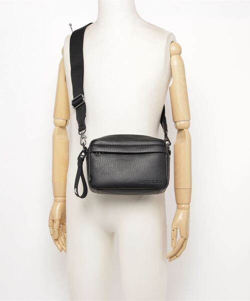 Calvin Klein Jeans Accessory（カルバン・クラインジーンズアクセサリー）の「CKJ TAGGED カメラバッグ（ショルダーバッグ・メンズ・ブラック・FREE）」の3枚目の写真