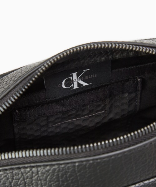 Calvin Klein Jeans Accessory（カルバン・クラインジーンズアクセサリー）の「CKJ TAGGED カメラバッグ（ショルダーバッグ・メンズ・ブラック・FREE）」の2枚目の写真