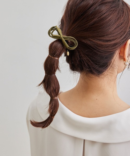 ROPE' PICNIC（ロペピクニック）の「スリムスエードリボンポニー（ヘアゴム・レディース・カーキ/ブラック/キャメル/ベージュ・FREE）」の4枚目の写真