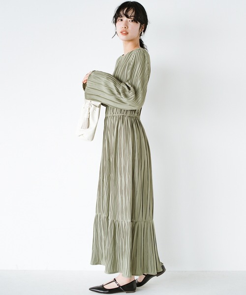 haco!（ハコ）の「お寝坊したって安心！パッと着るだけで瞬時に着映える　ランダムプリーツのティアードワンピース（ワンピース・レディース・ライトブラウン/ライトカーキ・SMALL/MEDIUM/LARGE/X-LARGE）」の2枚目の写真