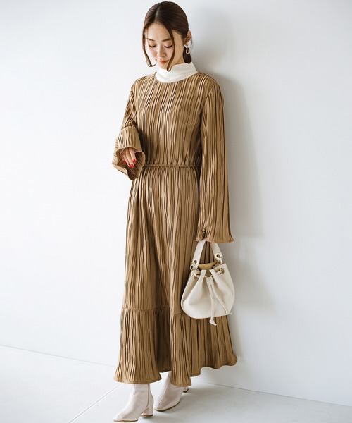 haco!（ハコ）の「お寝坊したって安心！パッと着るだけで瞬時に着映える　ランダムプリーツのティアードワンピース（ワンピース・レディース・ライトブラウン/ライトカーキ・SMALL/MEDIUM/LARGE/X-LARGE）」の4枚目の写真