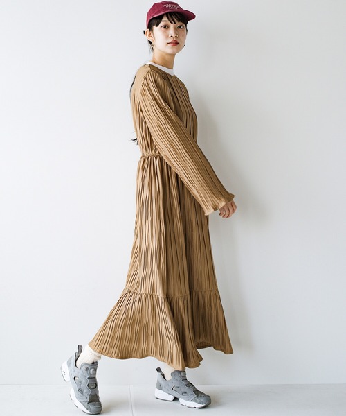 haco!（ハコ）の「お寝坊したって安心！パッと着るだけで瞬時に着映える　ランダムプリーツのティアードワンピース（ワンピース・レディース・ライトブラウン/ライトカーキ・SMALL/MEDIUM/LARGE/X-LARGE）」の12枚目の写真