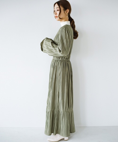 haco!（ハコ）の「お寝坊したって安心！パッと着るだけで瞬時に着映える　ランダムプリーツのティアードワンピース（ワンピース・レディース・ライトブラウン/ライトカーキ・SMALL/MEDIUM/LARGE/X-LARGE）」の17枚目の写真