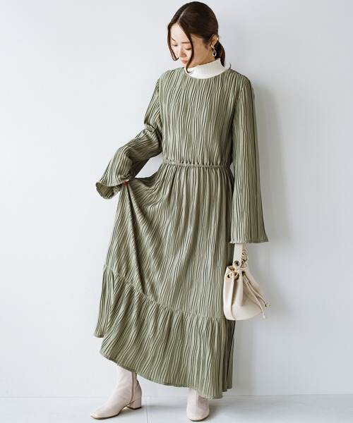 haco!（ハコ）の「お寝坊したって安心！パッと着るだけで瞬時に着映える　ランダムプリーツのティアードワンピース（ワンピース・レディース・ライトブラウン/ライトカーキ・SMALL/MEDIUM/LARGE/X-LARGE）」の5枚目の写真