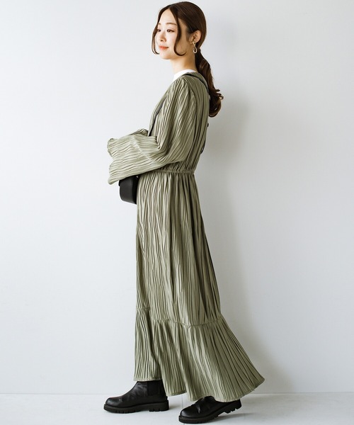 haco!（ハコ）の「お寝坊したって安心！パッと着るだけで瞬時に着映える　ランダムプリーツのティアードワンピース（ワンピース・レディース・ライトブラウン/ライトカーキ・SMALL/MEDIUM/LARGE/X-LARGE）」の14枚目の写真