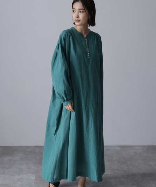 HERENCIA（ヘレンチア）の「前後2WAY シャーリングスリーブ ヘンリー ワンピース (長袖）-ウォッシャブル-（ワンピース・レディース・ブラック/ブラウン/レッド/エメラルド・MEDIUM）」の4枚目の写真