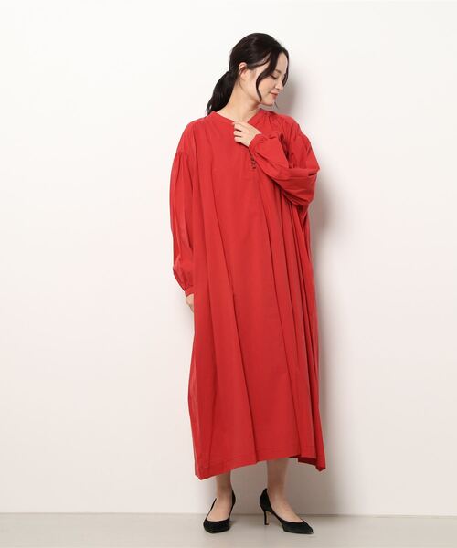 HERENCIA（ヘレンチア）の「前後2WAY シャーリングスリーブ ヘンリー ワンピース (長袖）-ウォッシャブル-（ワンピース・レディース・ブラック/ブラウン/レッド/エメラルド・MEDIUM）」の18枚目の写真