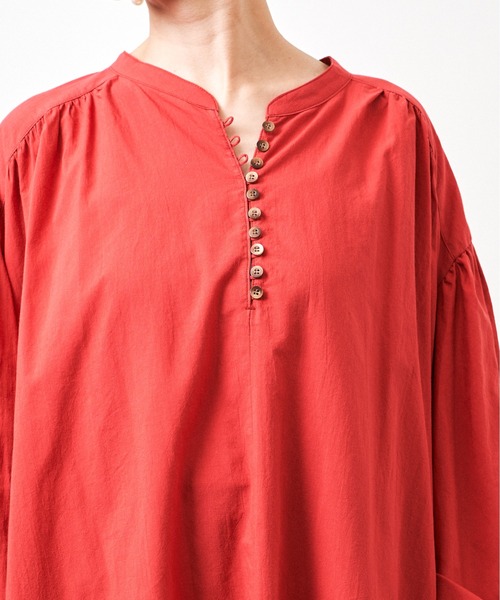 HERENCIA（ヘレンチア）の「前後2WAY シャーリングスリーブ ヘンリー ワンピース (長袖）-ウォッシャブル-（ワンピース・レディース・ブラック/ブラウン/レッド/エメラルド・MEDIUM）」の6枚目の写真