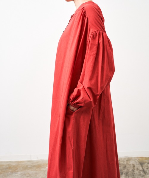 HERENCIA（ヘレンチア）の「前後2WAY シャーリングスリーブ ヘンリー ワンピース (長袖）-ウォッシャブル-（ワンピース・レディース・ブラック/ブラウン/レッド/エメラルド・MEDIUM）」の10枚目の写真