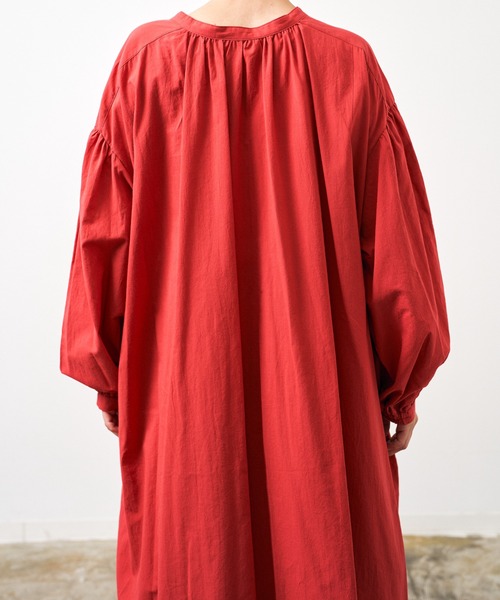 HERENCIA（ヘレンチア）の「前後2WAY シャーリングスリーブ ヘンリー ワンピース (長袖）-ウォッシャブル-（ワンピース・レディース・ブラック/ブラウン/レッド/エメラルド・MEDIUM）」の12枚目の写真