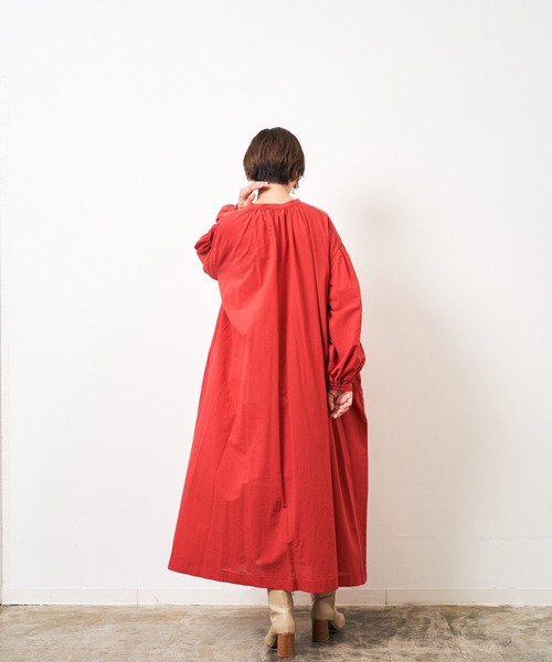 HERENCIA（ヘレンチア）の「前後2WAY シャーリングスリーブ ヘンリー ワンピース (長袖）-ウォッシャブル-（ワンピース・レディース・ブラック/ブラウン/レッド/エメラルド・MEDIUM）」の11枚目の写真