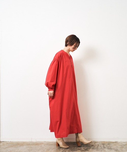 HERENCIA（ヘレンチア）の「前後2WAY シャーリングスリーブ ヘンリー ワンピース (長袖）-ウォッシャブル-（ワンピース・レディース・ブラック/ブラウン/レッド/エメラルド・MEDIUM）」の16枚目の写真