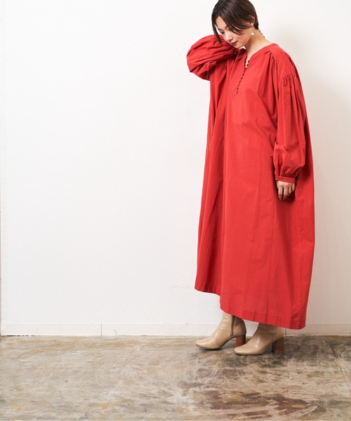 HERENCIA（ヘレンチア）の「前後2WAY シャーリングスリーブ ヘンリー ワンピース (長袖）-ウォッシャブル-（ワンピース・レディース・ブラック/ブラウン/レッド/エメラルド・MEDIUM）」の7枚目の写真