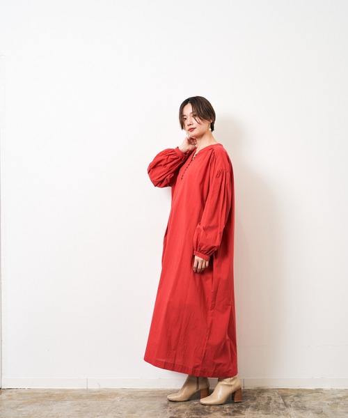 HERENCIA（ヘレンチア）の「前後2WAY シャーリングスリーブ ヘンリー ワンピース (長袖）-ウォッシャブル-（ワンピース・レディース・ブラック/ブラウン/レッド/エメラルド・MEDIUM）」の8枚目の写真