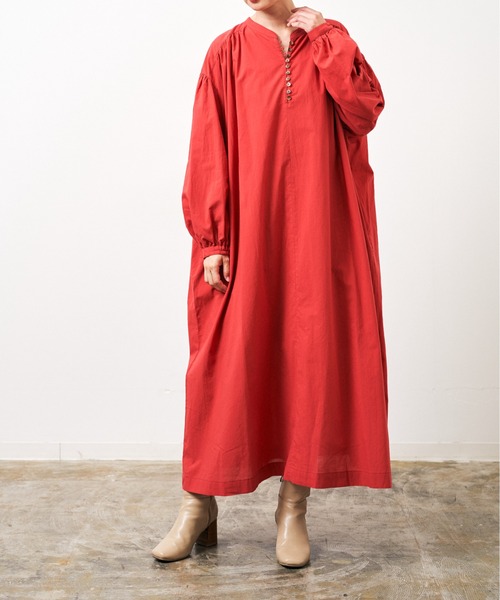 HERENCIA（ヘレンチア）の「前後2WAY シャーリングスリーブ ヘンリー ワンピース (長袖）-ウォッシャブル-（ワンピース・レディース・ブラック/ブラウン/レッド/エメラルド・MEDIUM）」の5枚目の写真