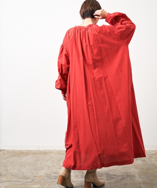 HERENCIA（ヘレンチア）の「前後2WAY シャーリングスリーブ ヘンリー ワンピース (長袖）-ウォッシャブル-（ワンピース・レディース・ブラック/ブラウン/レッド/エメラルド・MEDIUM）」の14枚目の写真