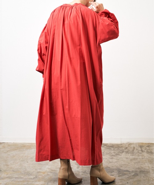 HERENCIA（ヘレンチア）の「前後2WAY シャーリングスリーブ ヘンリー ワンピース (長袖）-ウォッシャブル-（ワンピース・レディース・ブラック/ブラウン/レッド/エメラルド・MEDIUM）」の15枚目の写真