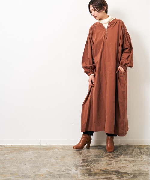 HERENCIA（ヘレンチア）の「前後2WAY シャーリングスリーブ ヘンリー ワンピース (長袖）-ウォッシャブル-（ワンピース・レディース・ブラック/ブラウン/レッド/エメラルド・MEDIUM）」の22枚目の写真