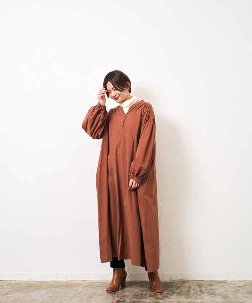 HERENCIA（ヘレンチア）の「前後2WAY シャーリングスリーブ ヘンリー ワンピース (長袖）-ウォッシャブル-（ワンピース・レディース・ブラック/ブラウン/レッド/エメラルド・MEDIUM）」の21枚目の写真