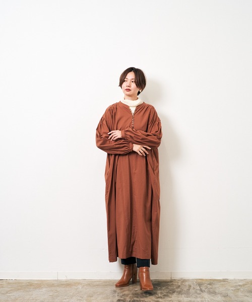 HERENCIA（ヘレンチア）の「前後2WAY シャーリングスリーブ ヘンリー ワンピース (長袖）-ウォッシャブル-（ワンピース・レディース・ブラック/ブラウン/レッド/エメラルド・MEDIUM）」の19枚目の写真