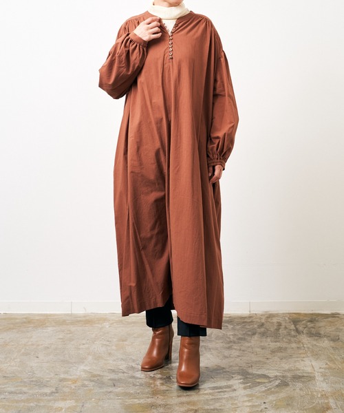 HERENCIA（ヘレンチア）の「前後2WAY シャーリングスリーブ ヘンリー ワンピース (長袖）-ウォッシャブル-（ワンピース・レディース・ブラック/ブラウン/レッド/エメラルド・MEDIUM）」の20枚目の写真