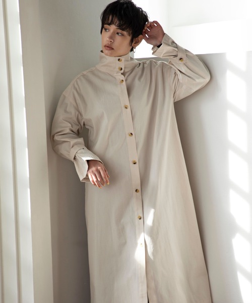 ReNorm（リノーム）の「スモッキング刺繍シャツワンピース（シャツワンピース・レディース・ホワイト/ブラック/エメラルド・フリー）」の5枚目の写真