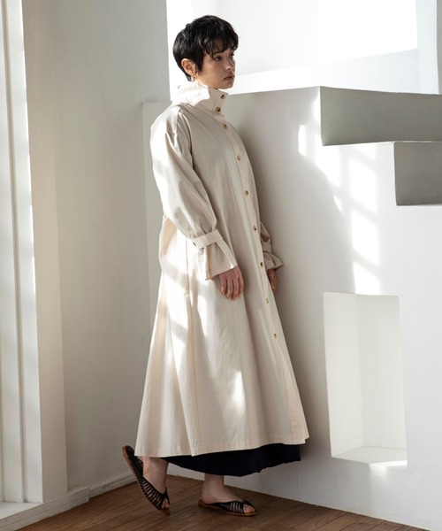 ReNorm（リノーム）の「スモッキング刺繍シャツワンピース（シャツワンピース・レディース・ホワイト/ブラック/エメラルド・フリー）」の4枚目の写真