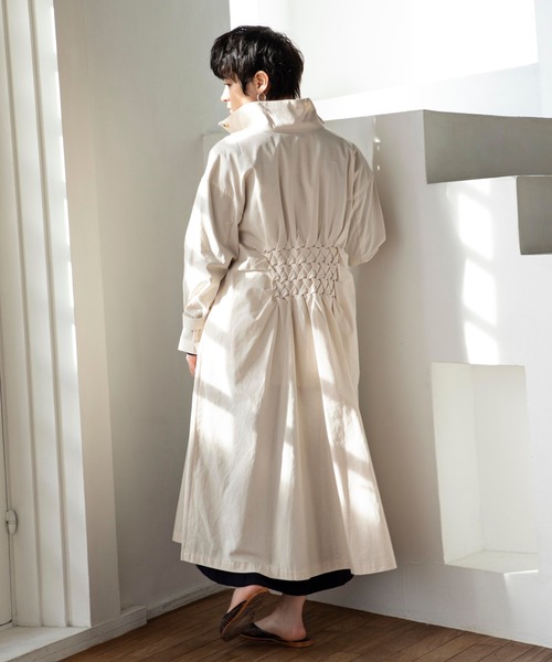 ReNorm（リノーム）の「スモッキング刺繍シャツワンピース（シャツワンピース・レディース・ホワイト/ブラック/エメラルド・フリー）」の6枚目の写真