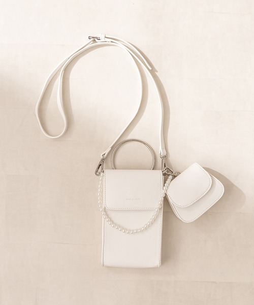 OLIVE des OLIVE（オリーブデオリーブ）の「リング付きスマホショルダー（ショルダーバッグ・レディース・シルバー/ラベンダー/ブラック/オフホワイト・FREE）」の2枚目の写真