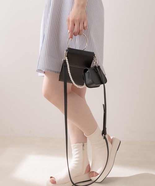 OLIVE des OLIVE（オリーブデオリーブ）の「リング付きスマホショルダー（ショルダーバッグ・レディース・シルバー/ラベンダー/ブラック/オフホワイト・FREE）」の5枚目の写真