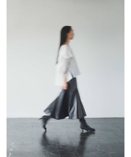 ELENDEEK（エレンディーク）の「スパイラルプリーツスリーブブラウス（シャツ/ブラウス・レディース・オフホワイト/ブラック/ブラウン・FREE）」の14枚目の写真