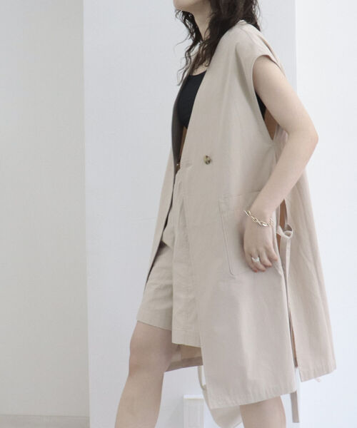 fredy emue(フレディエミュ)の「サイドリボン ポケ付ジレベスト【セットアップ可能】(ベスト・レディース・ブラック/ベージュ・38)」の2枚目の写真