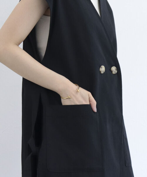 fredy emue(フレディエミュ)の「サイドリボン ポケ付ジレベスト【セットアップ可能】(ベスト・レディース・ブラック/ベージュ・38)」の10枚目の写真