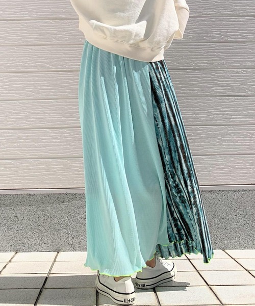 Q（キュー）の「バイカラータイダイマイクロプリーツスカート（スカート・レディース・ベージュ系その他/グリーン系その他・MEDIUM）」の3枚目の写真