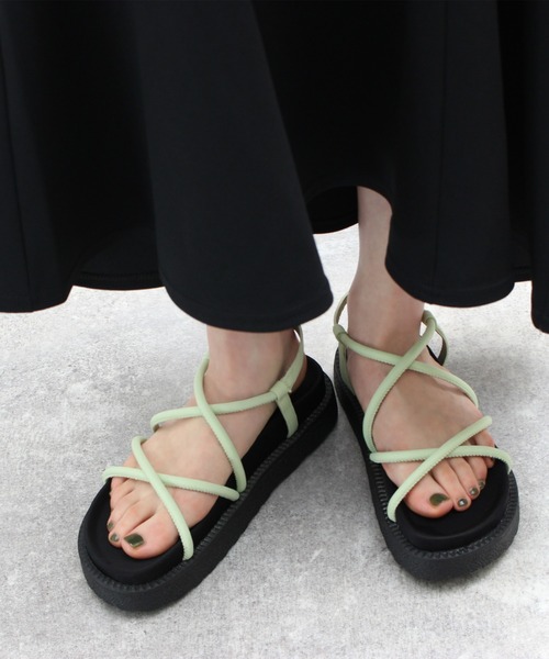 Piedi Nudi（ピエディヌーディ）の「【MIIYOU】チューブストラップフットベットサンダル（サンダル・レディース・ライトグリーン/ブラック/オフホワイト・M/L）」の2枚目の写真