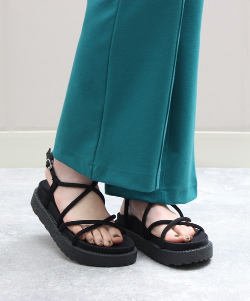 Piedi Nudi（ピエディヌーディ）の「【MIIYOU】チューブストラップフットベットサンダル（サンダル・レディース・ライトグリーン/ブラック/オフホワイト・M/L）」の3枚目の写真