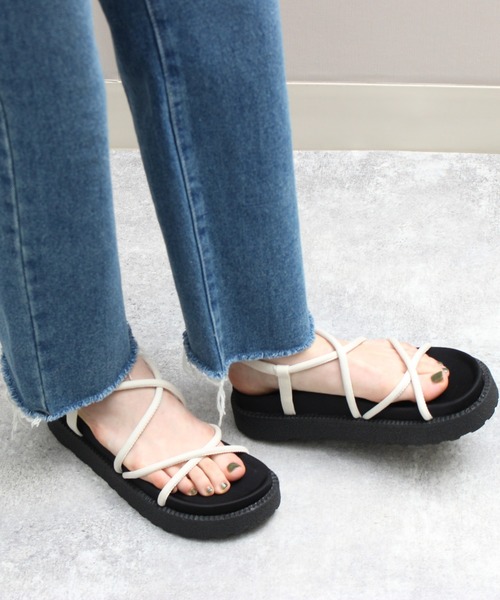 Piedi Nudi（ピエディヌーディ）の「【MIIYOU】チューブストラップフットベットサンダル（サンダル・レディース・ライトグリーン/ブラック/オフホワイト・M/L）」の7枚目の写真