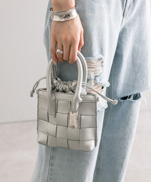 loti（ロティ）の「loti メッシュ巾着ミニショルダー（ショルダーバッグ・レディース・ブラック/オフホワイト/シルバー/ブルー・ONE SIZE）」の4枚目の写真