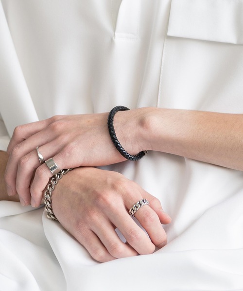 Rocky Monroe（ロッキーモンロー）の「ユニセックス デザインレザーブレスレット(編み込み/磁気バックル)（ブレスレット・メンズ・ピンク/ベージュ/ブラック/グレー/ホワイト/レッド/ブラウン/グリーン/ブラック系1/サックスブルー/ブラウン系/ブラック系/ネイビー/パープル/オレンジ/ダークブラウン・FREE）」の4枚目の写真