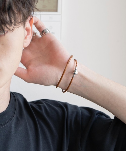 Rocky Monroe（ロッキーモンロー）の「ユニセックス デザインレザーブレスレット(編み込み/磁気バックル)（ブレスレット・メンズ・ピンク/ベージュ/ブラック/グレー/ホワイト/レッド/ブラウン/グリーン/ブラック系1/サックスブルー/ブラウン系/ブラック系/ネイビー/パープル/オレンジ/ダークブラウン・FREE）」の7枚目の写真