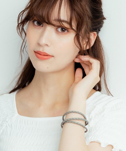 Rocky Monroe（ロッキーモンロー）の「ユニセックス デザインレザーブレスレット(編み込み/磁気バックル)（ブレスレット・メンズ・ピンク/ベージュ/ブラック/グレー/ホワイト/レッド/ブラウン/グリーン/ブラック系1/サックスブルー/ブラウン系/ブラック系/ネイビー/パープル/オレンジ/ダークブラウン・FREE）」の5枚目の写真