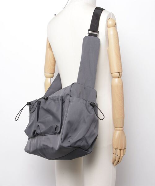rinto（リント）の「【recomend selection/セレクト】quadruple pocket drawstring bag 4つの巾着ポケットショルダーバッグ（ショルダーバッグ・レディース・ホワイト/ブラック/グレー・FREE）」の7枚目の写真