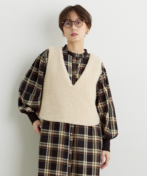 INED CLARO（イネドクラロ）の「トイプードルボアベスト（ベスト・レディース・オフホワイト/チャコールグレー・フリー）」の3枚目の写真